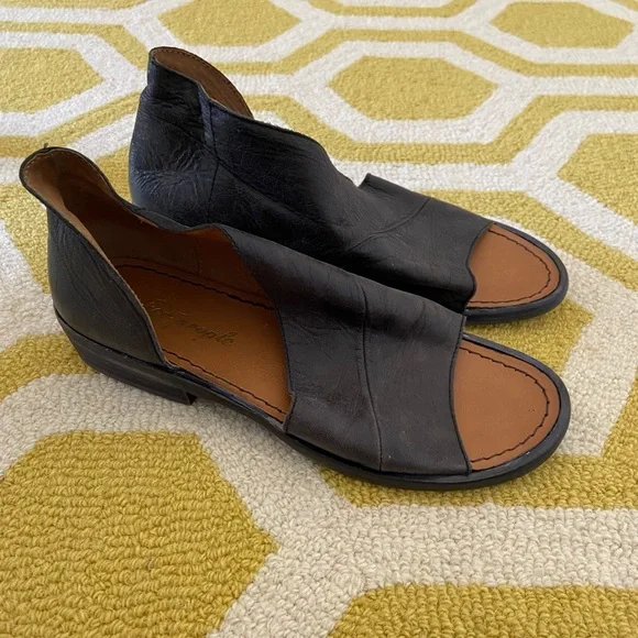 Free People Black Leather Mont Blanc Cut Out Flats Sandals - Picture 2 of 9